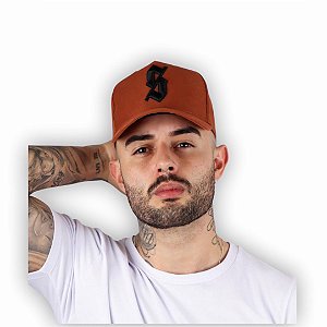 Boné modelo truck marrom – logo preta frontal