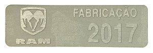 B032766 - PLAQUETA METÁLICA / ALUMINIO ANO DE FABRICAÇÃO DODGE - 2018