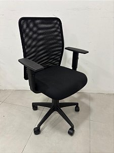 Cadeira Executiva Tela Mesh Preto Braços Regulaveis Tecido Preto