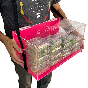 Expositor Acrilico Pink para 32 caixinhas de brigadeiros com alça e logo na tampa.