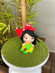 Enfeite de Chimarrão em biscuit de Natal - menina de laço c/ pinheiro