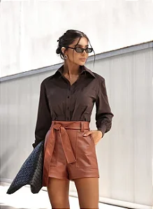 CAMISA CROPPED BARRA PREGAS - CAFÉ