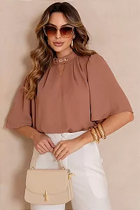 BLUSA CLEIDE COM DETALHE METAL GOLA - CAMEL