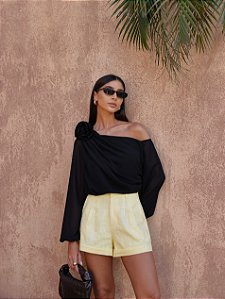 BLUSA GRÉCIA UM OMBRO COM FLOR  REMOVÌVEL - PRETO