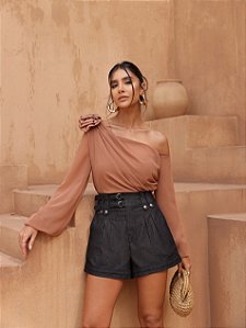 BLUSA GRÉCIA UM OMBRO COM FLOR - CAPUCCINO