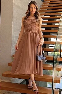 VESTIDO CRISTINA MIDI CREPE COM FRANZIDO BUSTO - CARAMELO