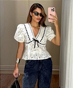 BLUSA AMANDA LAISE DECOTE V - OFF WHITE