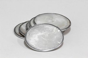 JOGO DE 6 PORTA COPOS EM MADEPÉROLA NATURAL COM BORDA PRATEADA 9CM DE DIÂMETRO