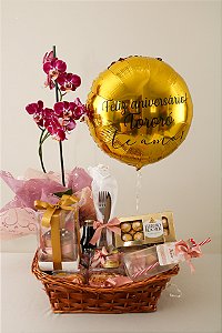 Um linda cesta com balão personalizado com gás hélio para encatar - Vitória  Cestas e Presentes - Compre online Cestas de Café da Manhã Cestas e  Presentes