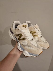 Tênis NB 9060 Creme/Dourado Camurça