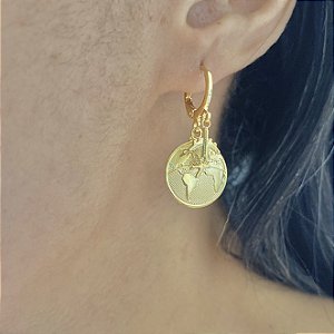 Brinco Argola Click com Avião e Mapa Mundi