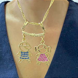 Colar Com pingente Menina e Menino Cravejados Com Zircônias Coloridas