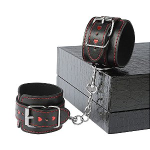Algemas de Couro com Costura Vermelha e Corrente Metálica