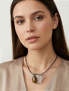 colar cordão com pingente de pedra natural quartzo rosa bruta e gota lapidada de olho de tigre com detalhes em pirita