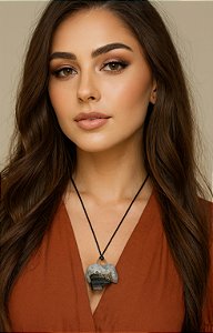 colar/ cordão com pingente de quartzo azul, turmalina negra bruta e detalhes em pirita