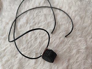 colar cordão com pingente de turmalina negra bruta