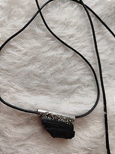 colar cordão com pingente de turmalina negra bruta e detalhes em pirita