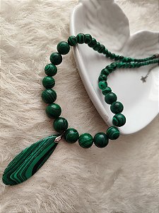 colar de pedras naturais malaquita com pingente em gotas