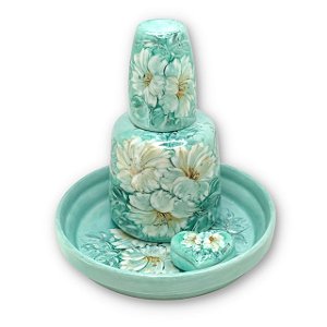 Kit Moringa Jarra de Água com Copo de Porcelana 500 ml Prato de Apoio e Porta Remédio Pintado à Mão AZALEIA BRANCA/TIFFA
