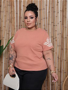 Blusa com detalhe na manga.