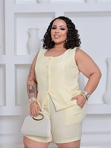 Conjunto alfaiataria amarelo manteiga.