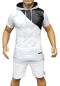 Camiseta Estilizada com Capuz