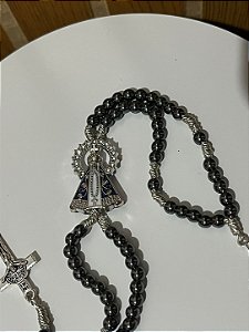 Terco De Pulso Prateado Nossa Sra. Aparecida Fundo Branco Com Resplendor Hematita