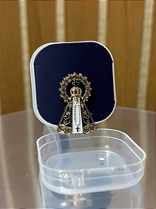 Broche Dourado Nossa Sra. Aparecida Fundo Branco Com Resplendor Cravejado