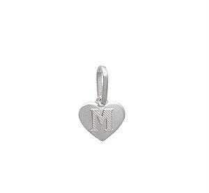 Pingente letra M formato coração em prata 925