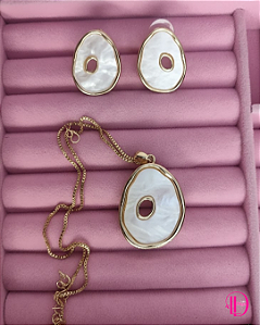 Conjunto Colar e Brincos Dourado Oval Vazado com Pedra Branca