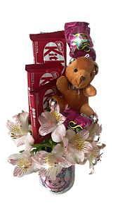Chocolates e flores na caneca