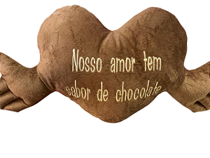 Coração em pelúcia "Nosso amor tem sabor de chocolate"