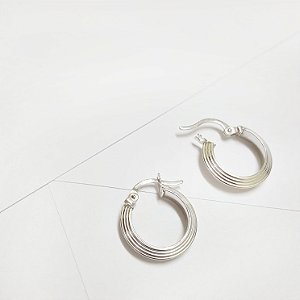 Argola Trabalhada em Ouro Branco Bico Triangulo  / 14 mm