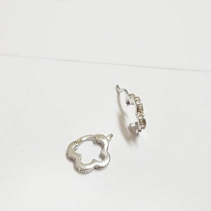 Argola  Flor Trabalhada c/ Diamantes em Ouro Branco  / 10 mm