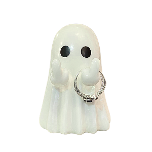 Fantasma Segura Anel