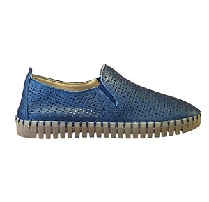 Tênis slip on em couro furos azul marinho