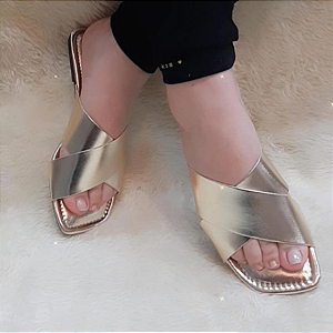 Rasteirinha Chinelo de Tiras Largas