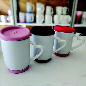 Caneca Tampa e base silicone com alça de coração