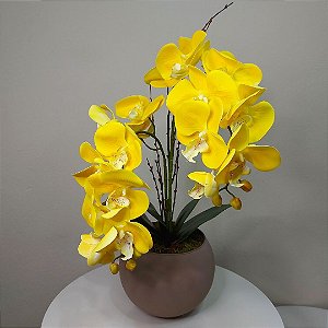 Arranjo de Orquídeas Amarelas de Silicone no vaso de vidro fosco