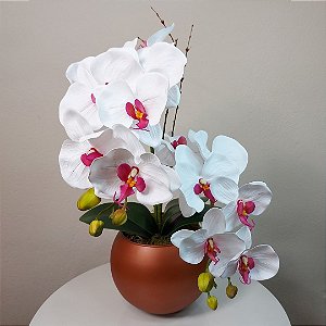 Arranjo de Orquídeas Brancas de Silicone no vaso de vidro fosco