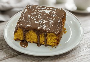 BOLO DE CENOURA COM COBERTURA DE CHOCOLATE (9 unidades - 200g cada)