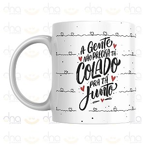 Caneca Personalizada A gente não precisa tá colado pra tá junto