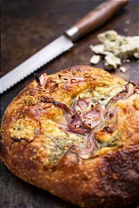 FOCACCIA DE GORGONZOLA COM CEBOLA