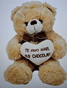 Urso sentado com frase: "Te amo mais que Chocolate"