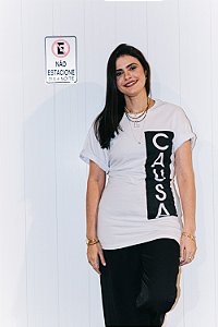 Camiseta Branca Silkada Oversized CAUSA Vertical com Retângulo