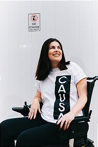 Camiseta Branca Silkada Oversized CAUSA Vertical com Retângulo