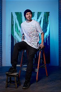 Camiseta Branca Silkada Oversized CAUSA Vertical com Estilização em Tinta Acrílica