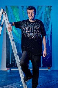 Camiseta Oversized Preta Grafitada CAUSA Em Tinta Acrílica Na Horizontal COLAB HUGOR