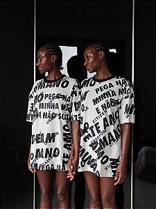 Camiseta Oversized Branca Com Estampa De Frases Silkadas Em Preto Coleçõo CAUSAMOR COLAB FELIPE MOROZINI