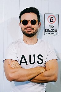 Camiseta branca CAUSA em preto horizontal